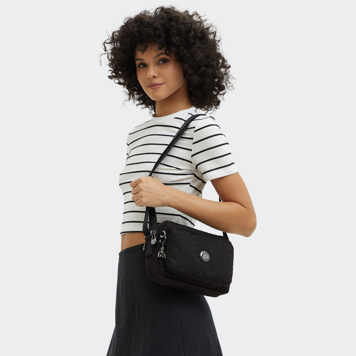 Kipling Abanu M حقيبة كروسبودي متوسطة لون أسود بنقشة Sign Jq موديل I6575-Y12