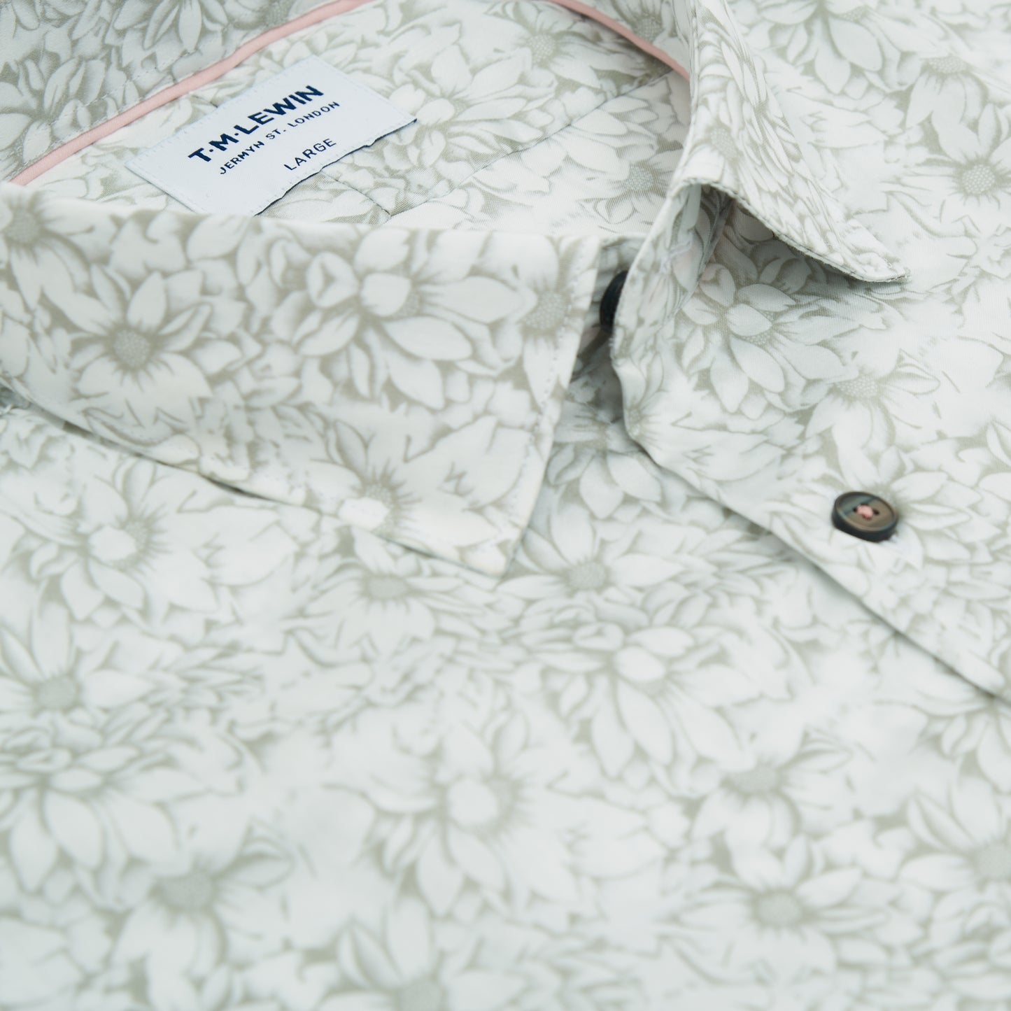 قميص بأكمام واحدة من مجموعة ألوان الألفية، مزهر باللون المريمية