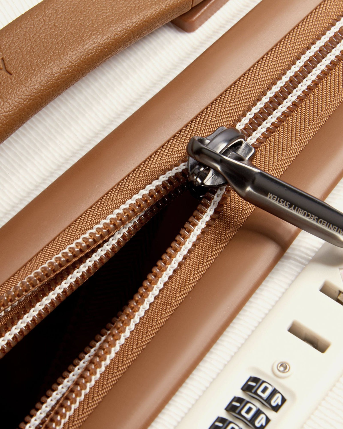 حقيبة Delsey Paris Chatelet Air 2.0 الصلبة مقاس 55 سم بلون أنغورا