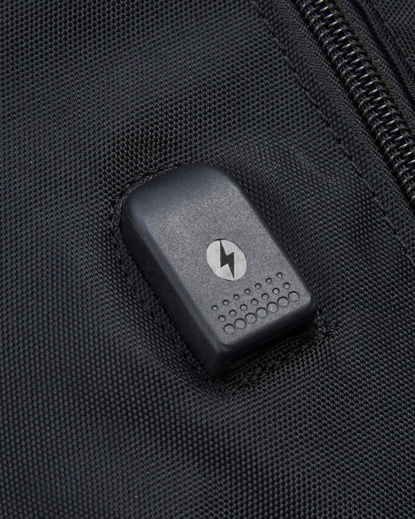 حقيبة ظهر ديلسي باريس إليمنت نافيجيتور لحماية الكمبيوتر المحمول مقاس 15.6 بوصة، مكونة من حجرتين، لون أسود