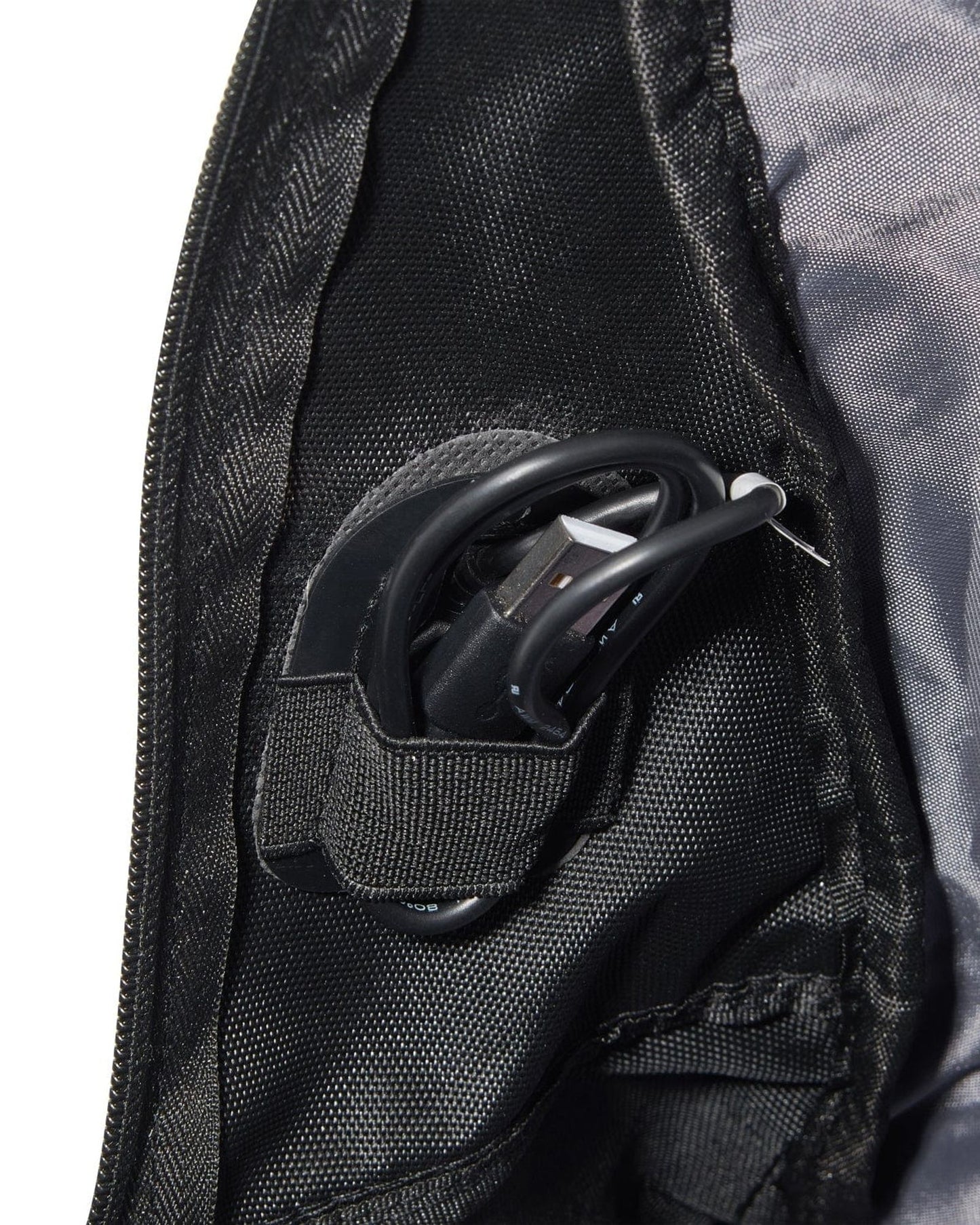 حقيبة ظهر ديلسي باريس إليمنت نافيجيتور لحماية الكمبيوتر المحمول مقاس 15.6 بوصة، مكونة من حجرتين، لون أسود