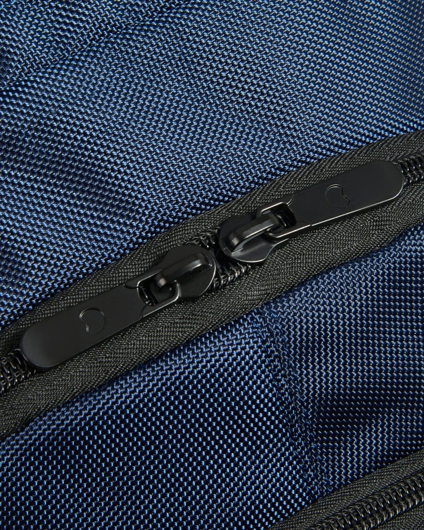 حقيبة ظهر ديلسي باريس إليمنت نافيجيتور لحماية الكمبيوتر المحمول مقاس 15.6 بوصة، مكونة من حجرتين، لون أزرق داكن