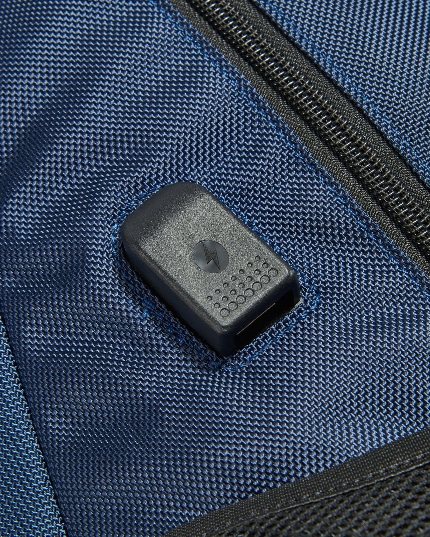 حقيبة ظهر ديلسي باريس إليمنت نافيجيتور لحماية الكمبيوتر المحمول مقاس 15.6 بوصة، مكونة من حجرتين، لون أزرق داكن