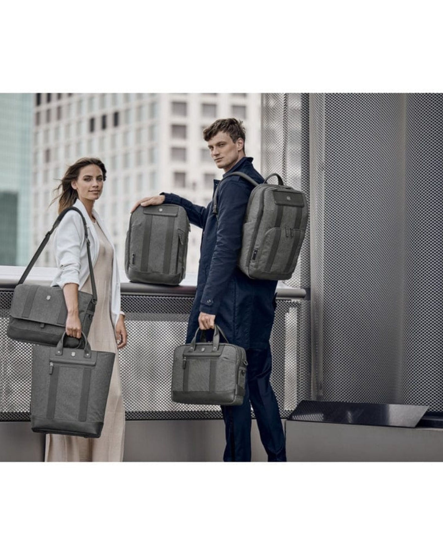 حقيبة فيكتورينوكس أربان 2 مقاس 12.2 بوصة، لون رمادي/أسود - 611956