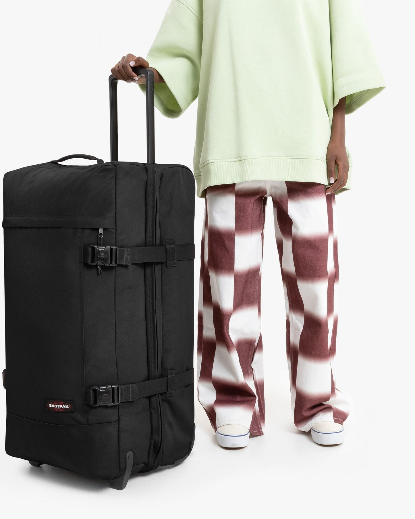 حقيبة سفر إيست باك ترانفرز إم سوداء متوسطة الحجم بعجلات - EK00062L0081