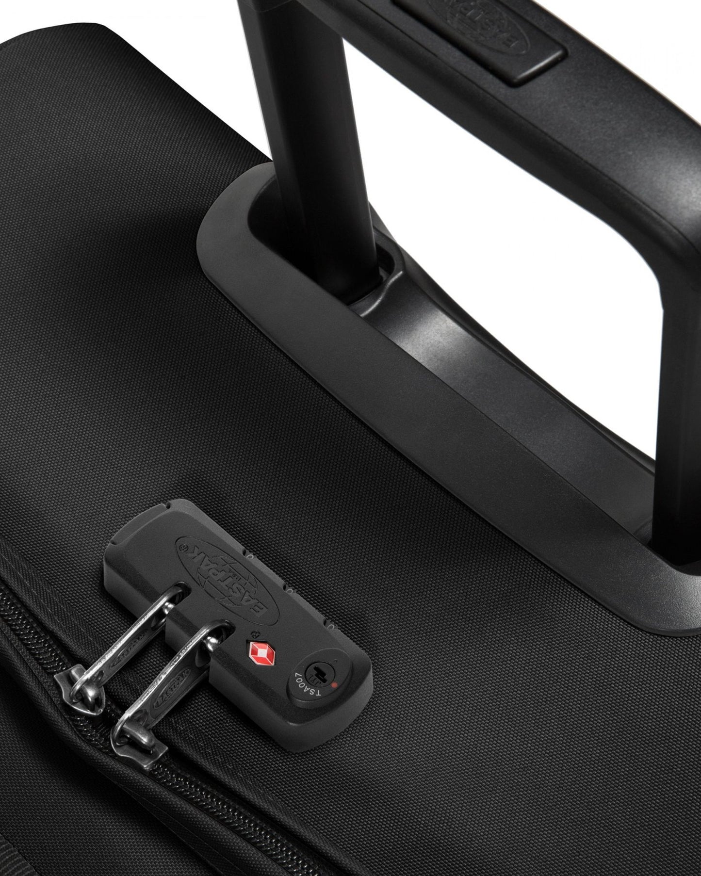 حقيبة سفر إيست باك ترانفرز إم سوداء متوسطة الحجم بعجلات - EK00062L0081