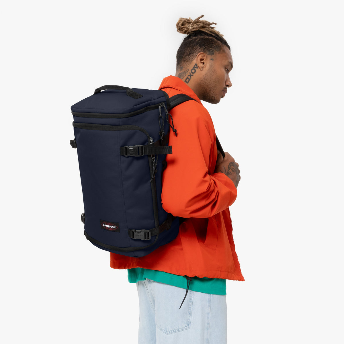 حقيبة دفل متوسطة Eastpak Carry Pack باللون الأزرق الفاتح
