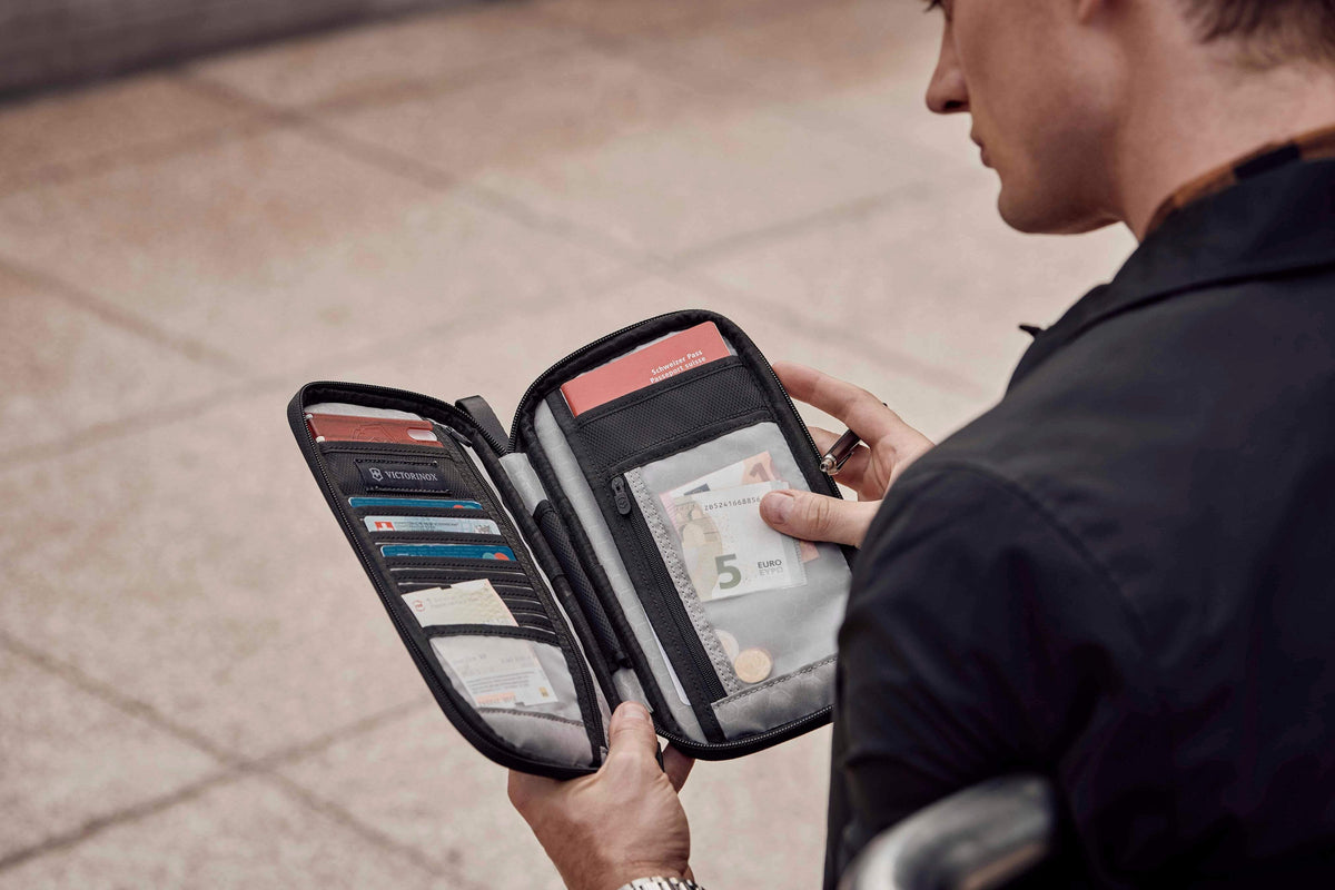 منظم سفر Victorinox Travel Accessories 5.0 مزود بتقنية RFID باللون الأسود - 610597 
