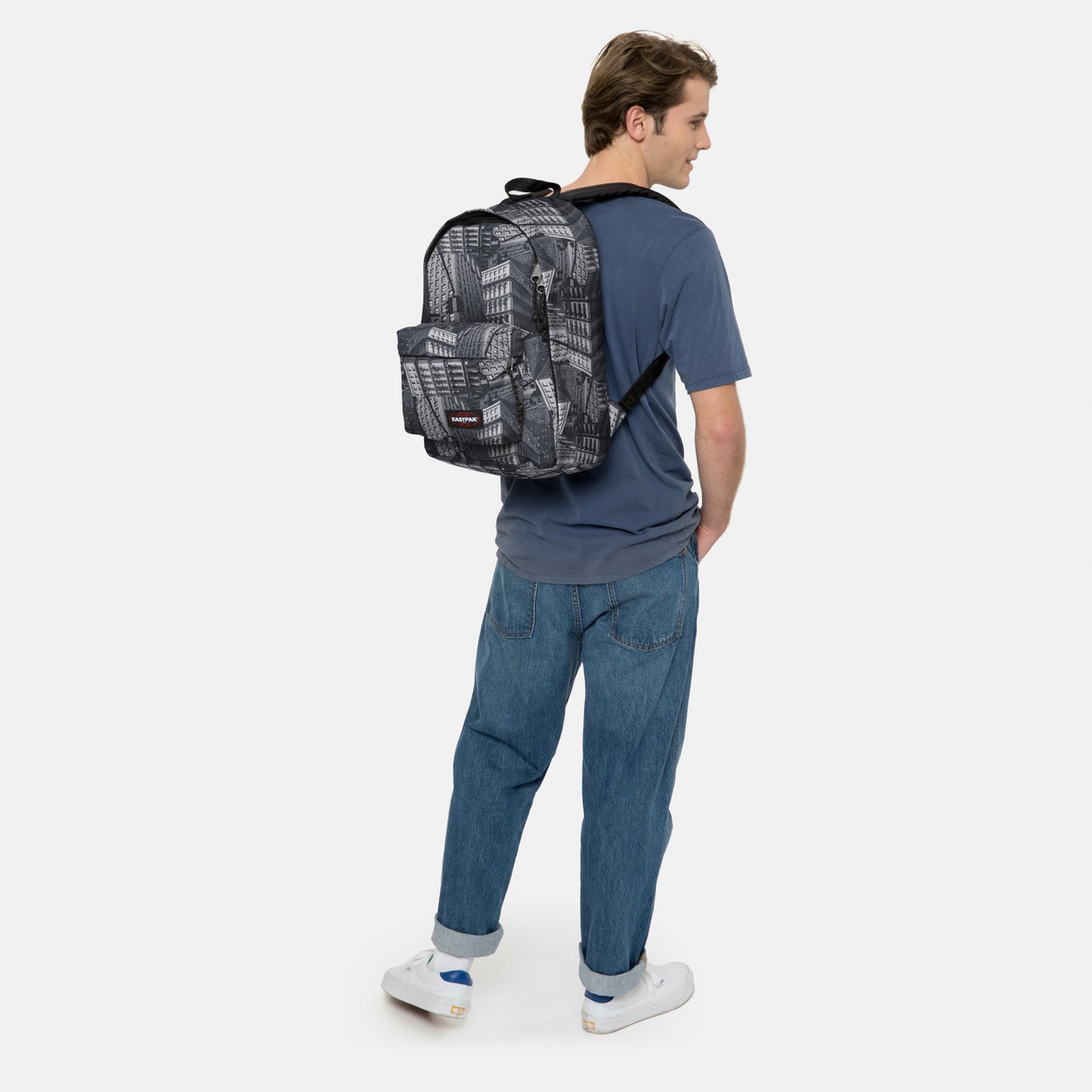 Eastpak حقيبة ظهر متوسطة للكمبيوتر المحمول "أوت أوف أوفيس" باللون الأسود الكروم